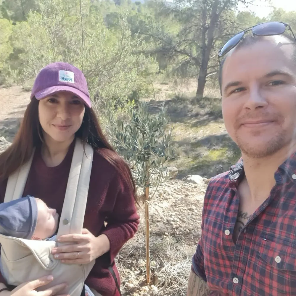 Mama, papa e hijo en el bosque